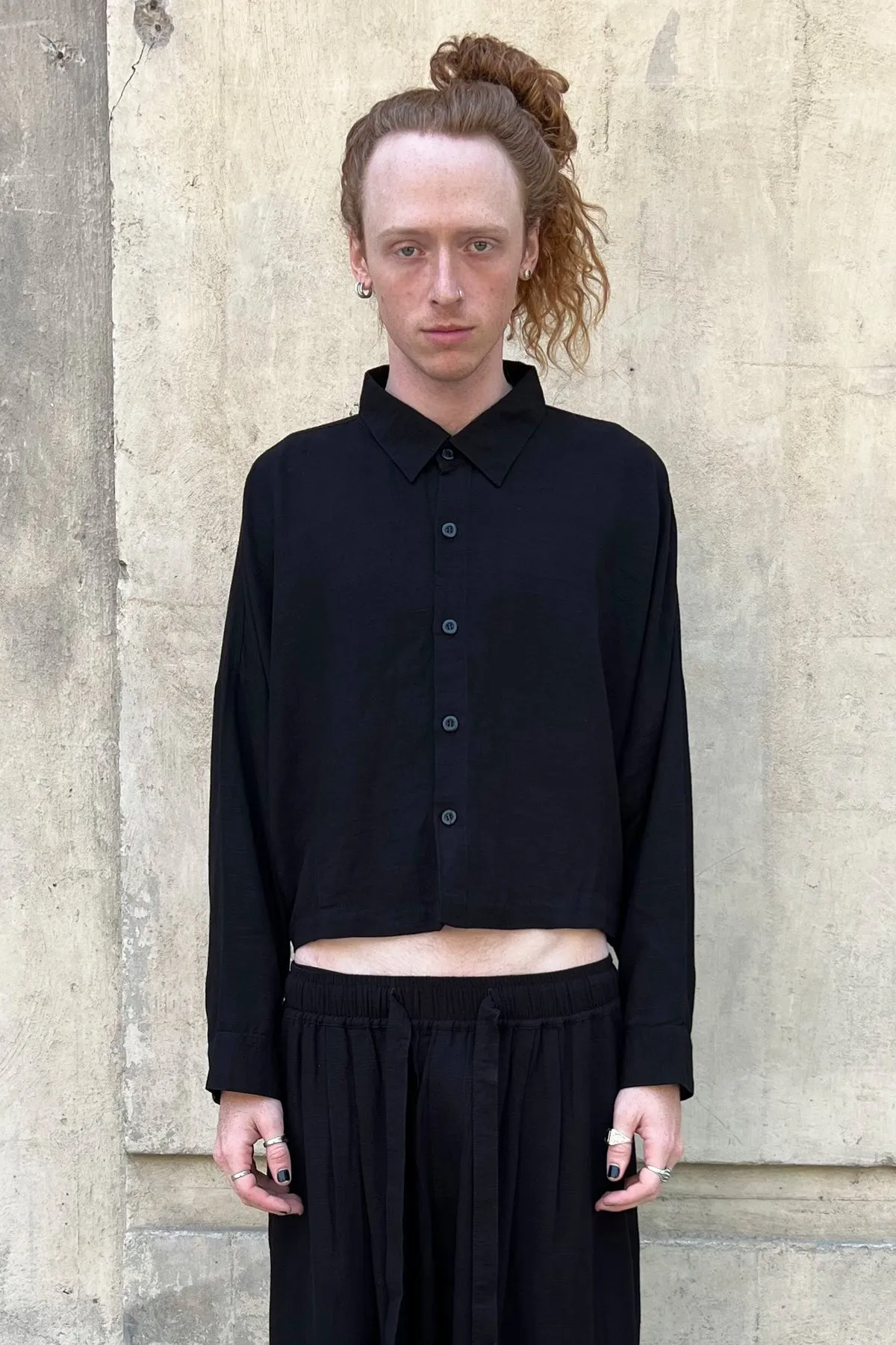 CROPPED COLLAR SHIRT IN BLACK
