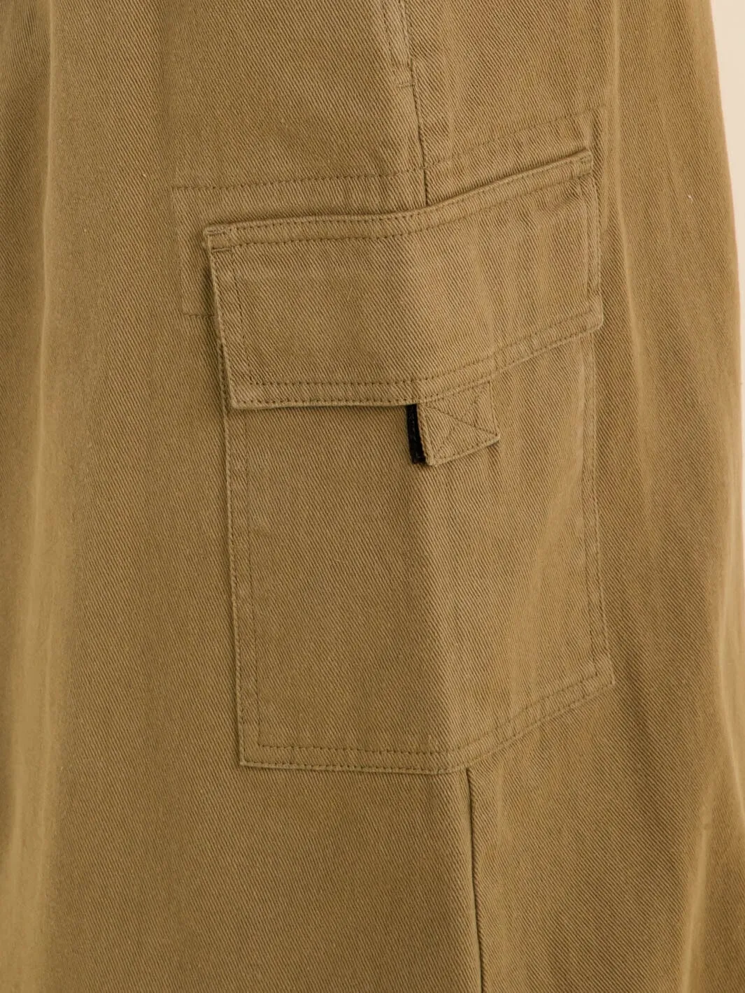 WOMEN'S ADJUSTABLE EDGE & WAIST CARGO POCKETS DENIM MIDI SKIRT